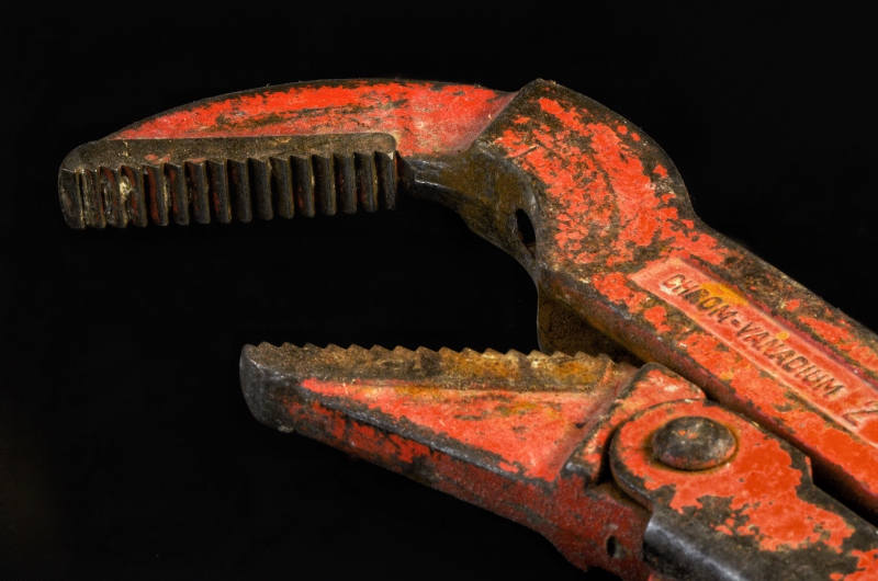 plombier-ANDON-min_pipe-wrench-318084